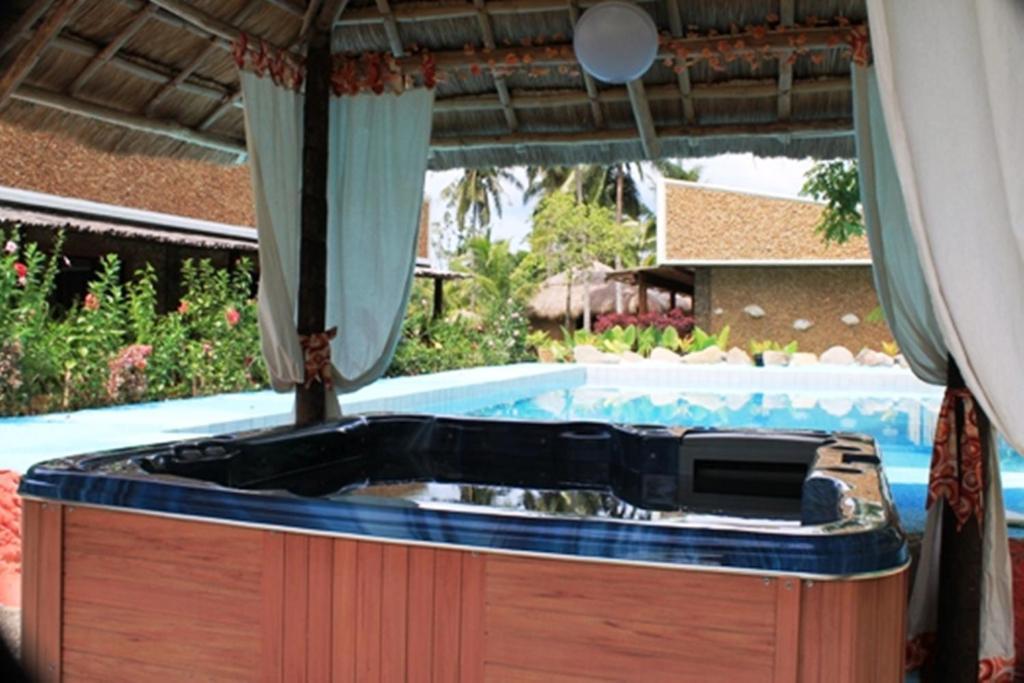 Cooper'S Beach Resort Lucbuan Kültér fotó