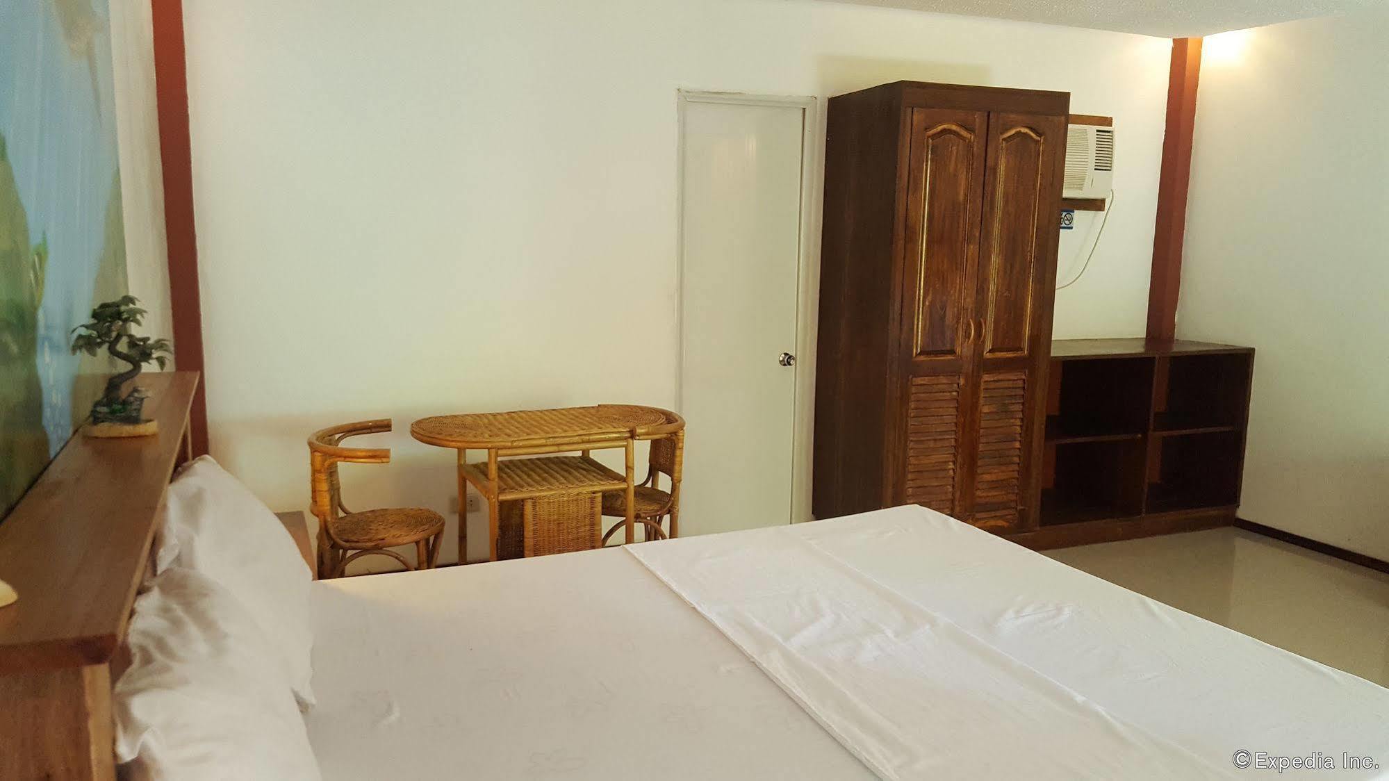 Cooper'S Beach Resort Lucbuan Kültér fotó